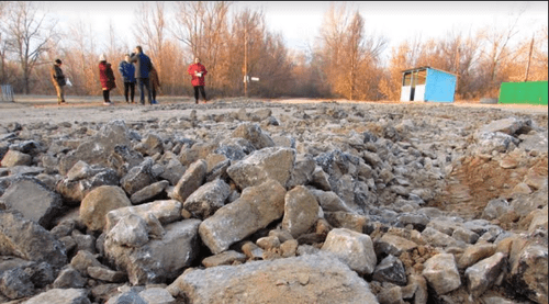 Разрушенный грузовиками асфальт на площади хутора. Фото Вячеслава Ященко для "Кавказского узла". Разрушенный грузовиками асфальт на площади хутора. Фото Вячеслава Ященко для "Кавказского узла".