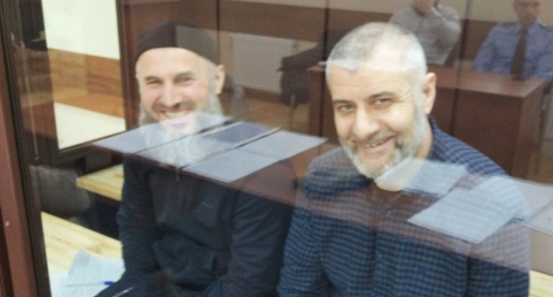 Муса Мальсагов (слева) и Барах Чемурзиев (справа) на заседании в Ессентукском горсуде, 19 марта 2020 года. Фото Магомеда Абубакарова для "Кавказского узла".