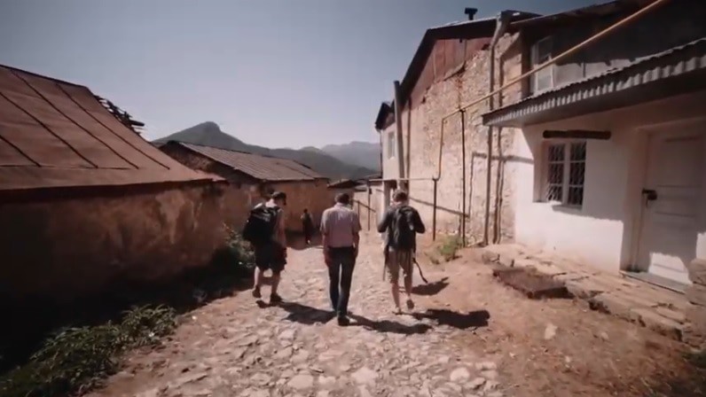 Туристы на сельских улицах. Кадр видео "Путешествие в Нагорный Карабах" Youtube-канала Intourist Armenia https://www.youtube.com/watch?v=jA2etV4w5O4 Туристы на сельских улицах. Кадр видео "Путешествие в Нагорный Карабах" Youtube-канала Intourist Armenia https://www.youtube.com/watch?v=jA2etV4w5O4