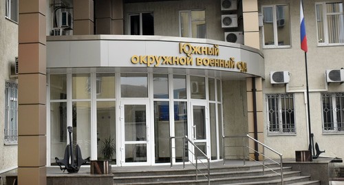 Посетитель у здания Южного окружного военного суда. Фото Константина Волгина для "Кавказского узла"
Посетитель у здания Южного окружного военного суда. Фото Константина Волгина для "Кавказского узла"