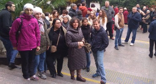 Группа поддержки сочинских Свидетелей Иеговы перед зданием суда. Фото Светланы Кравченко для "Кавказского узла". Группа поддержки сочинских Свидетелей Иеговы перед зданием суда. Фото Светланы Кравченко для "Кавказского узла".