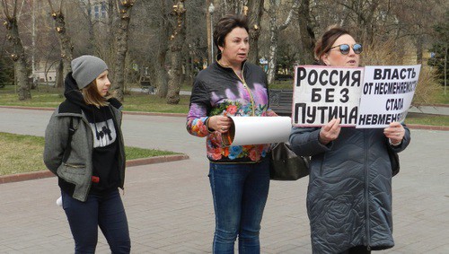 Участники пикета против поправок к Конституции в Волгограде. Фото Татьяны Филимоновой для "Кавказского узла" Участники пикета против поправок к Конституции в Волгограде. Фото Татьяны Филимоновой для "Кавказского узла"