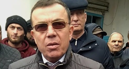Министр транспорта и связи КБР Аслан Дышеков беседует с участниками забастовки. Фото Анастасии Емельяновой для "Кавказского узла" Министр транспорта и связи КБР Аслан Дышеков беседует с участниками забастовки. Фото Анастасии Емельяновой для "Кавказского узла"