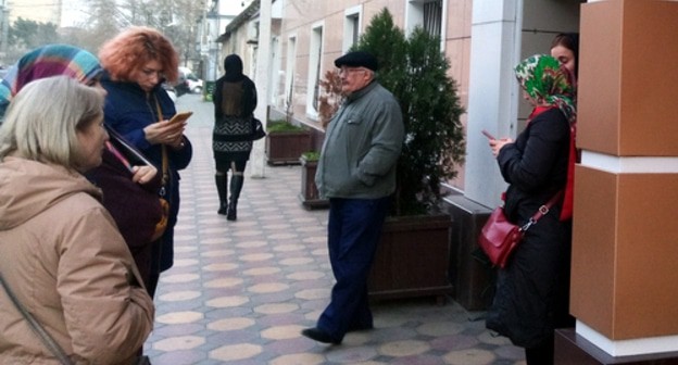 Родственники и друзья  Свидетелей Иеговы* у Советского районного суда Махачкалы. 25 марта 2020 года. Фото Расула Магомедова для "Кавказского узла".