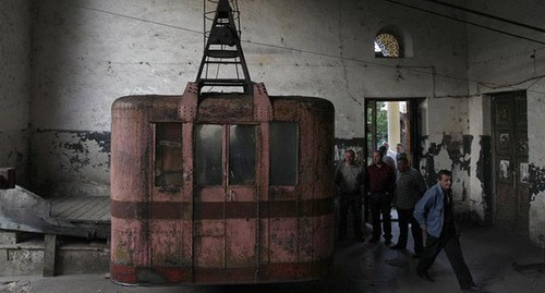 Кабинка для перевозки шахтеров. Чиатурский район Грузии. Фото: REUTERS/David Mdzinarishvili Кабинка для перевозки шахтеров. Чиатурский район Грузии. Фото: REUTERS/David Mdzinarishvili