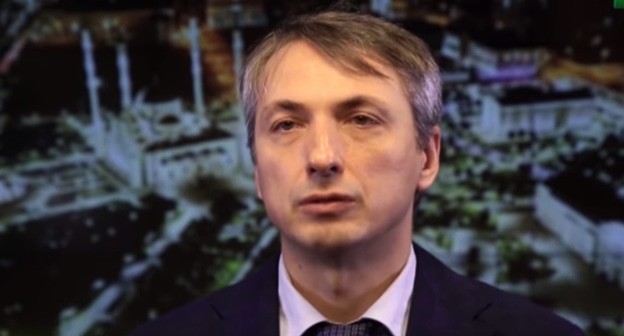 Министр здравоохранения ЧР Эльхан Сулейманов. Кадр видео 
ЧГТРК "Грозный"
 https://www.youtube.com/watch?time_continue=5&v=ryBO5mrzvwo&feature=emb_logo