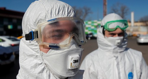 Специалисты в защитном снаряжении в качестве профилактической меры против коронавирусной болезни (COVID-19)? Москва, Россия 26 марта 2020 года. Фото:REUTERS/Максим Шеметов Специалисты в защитном снаряжении в качестве профилактической меры против коронавирусной болезни (COVID-19)? Москва, Россия 26 марта 2020 года. Фото:REUTERS/Максим Шеметов