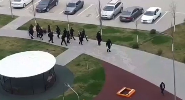 Силовики с белыми трубами. Скриншот видео присланного в Instagram https://www.instagram.com/kavkaz_uzel.eu/