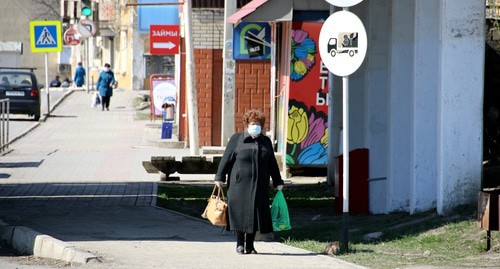Редкие прохожие в Красном Сулине во время режима самоизоляции. Фото Вячеслава Прудникова для "Кавказского узла" Редкие прохожие в Красном Сулине во время режима самоизоляции. Фото Вячеслава Прудникова для "Кавказского узла"