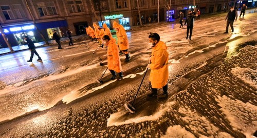 Дезинфекция улицы в Тбилиси. Фото: пресс-служба мэрии Тбилиси. Дезинфекция улицы в Тбилиси. Фото: пресс-служба мэрии Тбилиси.