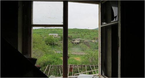 Разбитые окна дома в селе Неркин Оратаг, НКР. Фото Алвард Григорян для "Кавказского узла" Разбитые окна дома в селе Неркин Оратаг, НКР. Фото Алвард Григорян для "Кавказского узла"