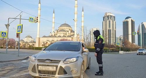 Сотрудник силовых структур проверяет документы. Грозный, 4 апреля 2020 года. Фото: REUTERS/Ramzan Musaev Сотрудник силовых структур проверяет документы. Грозный, 4 апреля 2020 года. Фото: REUTERS/Ramzan Musaev