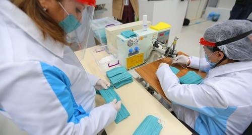 Сотрудники Бакинской текстильной фабрики заняты производством медицинских масок. Фото Азиза Каримова для “Кавказского узла”. Сотрудники Бакинской текстильной фабрики заняты производством медицинских масок. Фото Азиза Каримова для “Кавказского узла”.