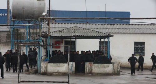 Заключенные в колонии в Азербайджане. Фото: https://www.meydan.tv/ru/article/acliq-eden-feallari-ayiraraq-basqa-muessiselere-kocurubler/ Заключенные в колонии в Азербайджане. Фото: https://www.meydan.tv/ru/article/acliq-eden-feallari-ayiraraq-basqa-muessiselere-kocurubler/