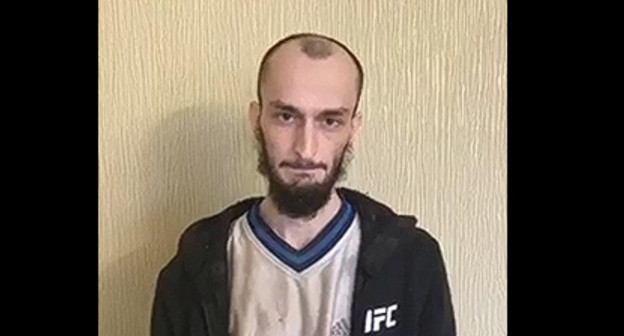 Один из задержанных публично просит  прощения за свои действия. 
Скриншот сообщения  из видео, присланного в wapp "Кавказского узла"