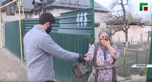 Раздача хлеба жителям Грозного. Стоп-кадр видео канала YouTube "ЧГТРК "Грозный"
https://www.youtube.com/watch?time_continue=11&v=izbztOOQ5Yk&feature=emb_logo
