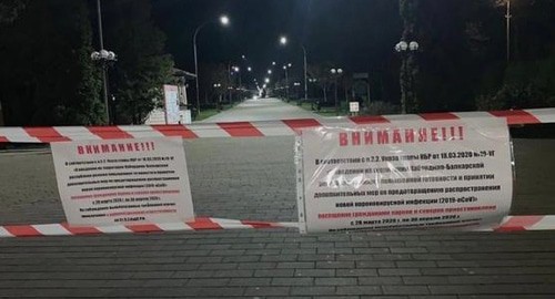 Вход в Нальчикский парк перекрыт ленточками. Фото Людмилы Маратовой для "Кавказского узла" Вход в Нальчикский парк перекрыт ленточками. Фото Людмилы Маратовой для "Кавказского узла"