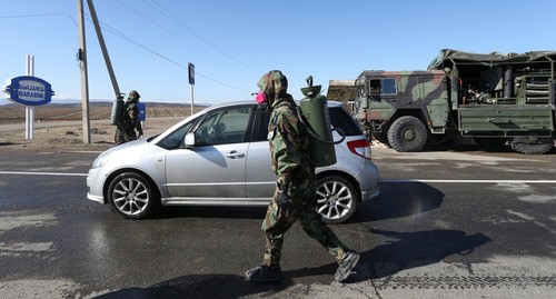 Работники в защитных костюмах. Грузия, Марнеули. Март 2020 г. Фото: REUTERS/Irakli Gedenidze Работники в защитных костюмах. Грузия, Марнеули. Март 2020 г. Фото: REUTERS/Irakli Gedenidze