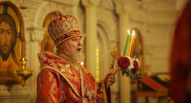 Пасхальное богослужение в в кафедральном соборе Святых Жен-Мироносиц в Баку. 19 апреля 2020 года. Фото Азиза Каримова для "Кавказского узла"