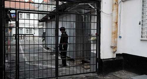 Вход в следственный изолятор. Фото: Елена Синеок. ЮГА.ру Вход в следственный изолятор. Фото: Елена Синеок. ЮГА.ру