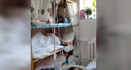 Медработники лежат в переделанном под палату подсобном помещении для хранения белья. Кадр видео
Moscow Information Agency MOW https://www.youtube.com/watch?time_continue=12&v=_Zw-0LY4uOk&feature=emb_logo Медработники лежат в переделанном под палату подсобном помещении для хранения белья. Кадр видео
Moscow Information Agency MOW https://www.youtube.com/watch?time_continue=12&v=_Zw-0LY4uOk&feature=emb_logo