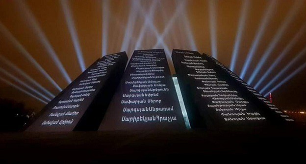 Проекция имен, присланных участниками смс-акции, на мемориале "Цицернакаберд". Фото: пресс-служба мэрии Еревана www.facebook.com/YerevanCityHall 
