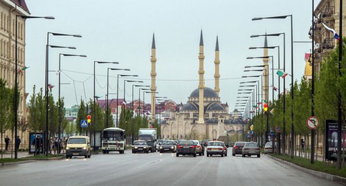 Улица в центре Грозного. Фото: пресс-служба администрации города http://grozmer.ru/objavlenija/uvazhaemye-uchastniki-dorozhnogo-dvizhen-2296.html Улица в центре Грозного. Фото: пресс-служба администрации города http://grozmer.ru/objavlenija/uvazhaemye-uchastniki-dorozhnogo-dvizhen-2296.html