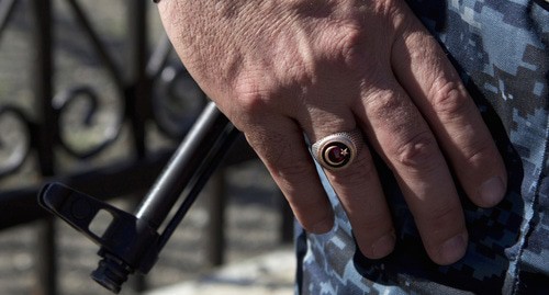 Рука с перстнем сотрудника правоохранительных органов. Фото: REUTERS/Maxim Shemetov Рука с перстнем сотрудника правоохранительных органов. Фото: REUTERS/Maxim Shemetov