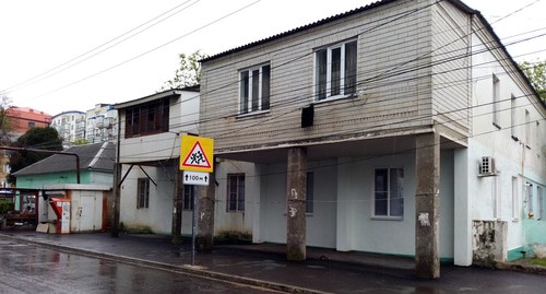 Дом по улице Лаптиева в Махачкале, в подвале которого была найдена мина. 28 апреля. Фото Расула Магомедова для "Кавказского узла"