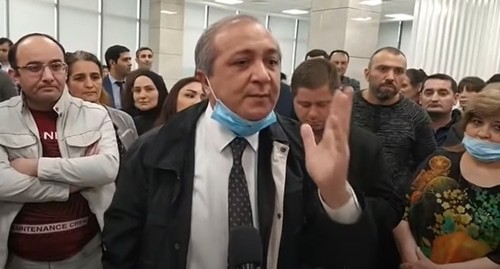 Участники акции протеста сотрудников Amrahbank, стопкадр видео канала Azad Soz https://www.youtube.com/watch?time_continue=5&v=lrBHMJ7RaMM&feature=emb_logo. Участники акции протеста сотрудников Amrahbank, стопкадр видео канала Azad Soz https://www.youtube.com/watch?time_continue=5&v=lrBHMJ7RaMM&feature=emb_logo.