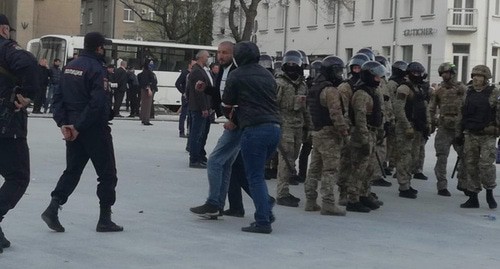 Задержание участника митинга во Владикавказе. 20 апреля 2020 г. Фото Эммы Марзоевой для "Кавказского узла" Задержание участника митинга во Владикавказе. 20 апреля 2020 г. Фото Эммы Марзоевой для "Кавказского узла"