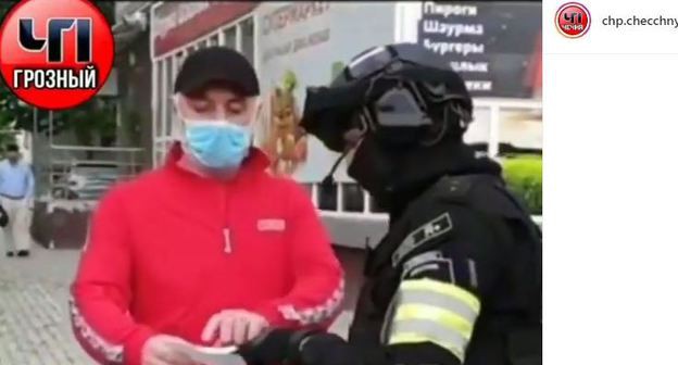 Силовик проверяет разрешение на передвижение у жителя Чечни. Стоп-кадр видео https://www.instagram.com/p/B_3TXR9l-je/
