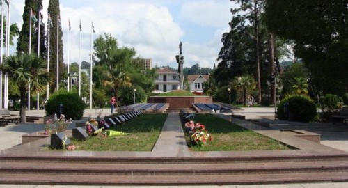 Воинское захоронение в Сухуме. Фото: https://wikimapia.org/22268301/ru/Воинские-захоронения Воинское захоронение в Сухуме. Фото: https://wikimapia.org/22268301/ru/Воинские-захоронения