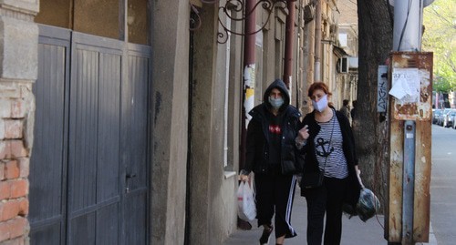 Люди в масках на улицах Тбилиси. Фото Инны Кукуджановой для "Кавказского узла"