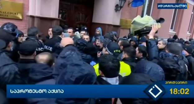 Столкновения у Дома правительства в Батуми. Фото: скриншот с видео на сайте ajaratv.ge https://ajaratv.ge/article/59045