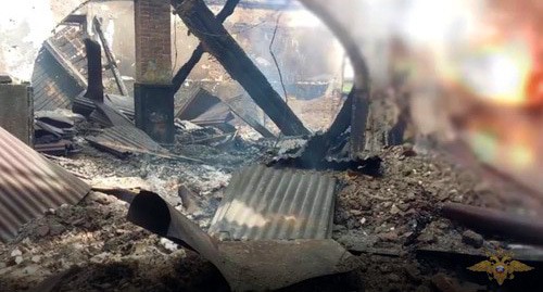 Сгоревшая школа в селении Сурх-Дигора. Скриншот видео МВД Северной Осетии, https://15.мвд.рф/news/window/20144735/ Сгоревшая школа в селении Сурх-Дигора. Скриншот видео МВД Северной Осетии, https://15.мвд.рф/news/window/20144735/