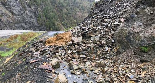 Горная порода обвалилась на дорогу после ливней в Рутульском районе Дагестана. Фото: 05.mchs.gov.ru Горная порода обвалилась на дорогу после ливней в Рутульском районе Дагестана. Фото: 05.mchs.gov.ru