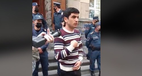 Акция протеста у здания Центробанка Армении/ Скриншот видео https://web.facebook.com/watch/live/?v=265433141274134&ref=watch_permalink Акция протеста у здания Центробанка Армении/ Скриншот видео https://web.facebook.com/watch/live/?v=265433141274134&ref=watch_permalink