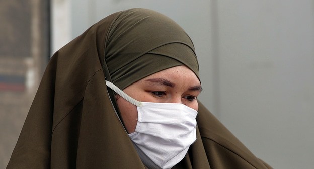 Женщина в маске. Фото: REUTERS/Maxim Shemetov