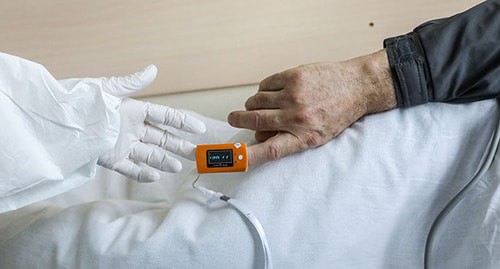 Руки врача и пациента. Фото: Sofya Sandurskaya/Moscow News Agency/Handout via REUTERS
