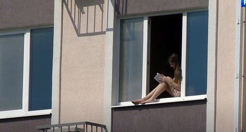 Девушка, находящиеся на карантине в сочинском обсерваторе. Кадр видео Вести Сочи https://www.youtube.com/watch?v=p3eZtAQxIQ4&feature=youtu.be Девушка, находящиеся на карантине в сочинском обсерваторе. Кадр видео Вести Сочи https://www.youtube.com/watch?v=p3eZtAQxIQ4&feature=youtu.be
