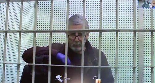 Дагир Хасавов на мониторе в Мосгорсуде по видеоконфенцсвязи из СИЗО с залом заседания. Фото "Кавказского узла" Дагир Хасавов на мониторе в Мосгорсуде по видеоконфенцсвязи из СИЗО с залом заседания. Фото "Кавказского узла"