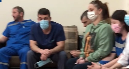 Сотрудники скорой помощи Черкесска. Кадр видео KavkazPress https://www.youtube.com/watch?v=pUg6kw-XoQo Сотрудники скорой помощи Черкесска. Кадр видео KavkazPress https://www.youtube.com/watch?v=pUg6kw-XoQo