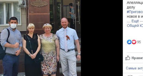 Людмила Бештоева (вторая справа) с группой поддержки. Скриншот https://www.facebook.com/photo.php?fbid=1534796763365872&set=pb.100005066893432.-2207520000..&type=3&theater Людмила Бештоева (вторая справа) с группой поддержки. Скриншот https://www.facebook.com/photo.php?fbid=1534796763365872&set=pb.100005066893432.-2207520000..&type=3&theater
