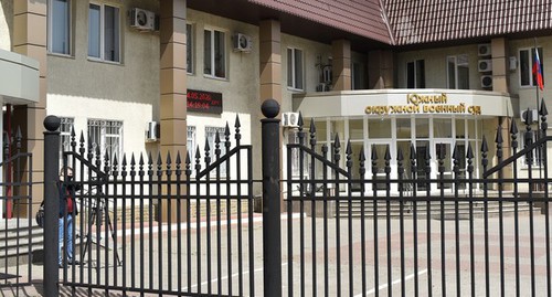Журналист у здания Южного окружного военного суда. Фото Константина Волгина для "Кавказского узла" Журналист у здания Южного окружного военного суда. Фото Константина Волгина для "Кавказского узла"