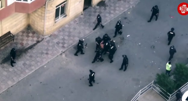 Задержание нарушителя карантина в Баку. Фото: кадр видео MeydanTV
 https://www.youtube.com/watch?v=eWHUca_EN9I&feature=emb_logo
