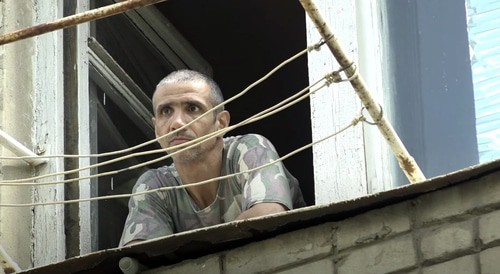 Вахтовик на карантине в Шахтах. Фото: скриншот видео "Кавказского узла" https://www.youtube.com/watch?time_continue=78&v=16gH9yR6aeU&feature=emb_logo Вахтовик на карантине в Шахтах. Фото: скриншот видео "Кавказского узла" https://www.youtube.com/watch?time_continue=78&v=16gH9yR6aeU&feature=emb_logo