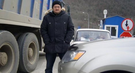 Зуфар Ачилов во время акции протеста. Фото: "Экологическая вахта по Северному Кавказу" http://www.ewnc.org/node/15528 Зуфар Ачилов во время акции протеста. Фото: "Экологическая вахта по Северному Кавказу" http://www.ewnc.org/node/15528