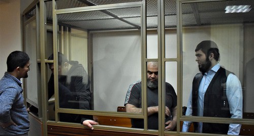 Ильсур Имангазиев (общается с адвокатом), Увейс Ниматулаев и Хасан Китиев перед оглашением приговора, март 2020 года. Фото Константина Волгина для "Кавказского узла"
Ильсур Имангазиев (общается с адвокатом), Увейс Ниматулаев и Хасан Китиев перед оглашением приговора, март 2020 года. Фото Константина Волгина для "Кавказского узла"