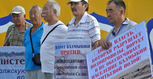 Митинг в Элисте по проблемам водоснабжения, 15 августа 2017 г. Фото Аслана Николаева для "Кавказского узла" Митинг в Элисте по проблемам водоснабжения, 15 августа 2017 г. Фото Аслана Николаева для "Кавказского узла"